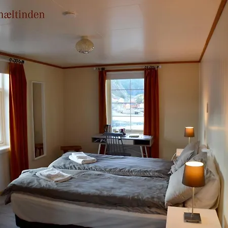 Lodge The Manor House In Hamnoy