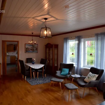 The Manor House In Hamnoy Lodge